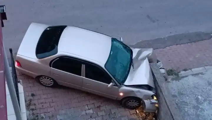 Kontrolü Kaybeden Araç Duvara Çarptı: Felsefi Yansımalar ve Toplumsal Etkiler