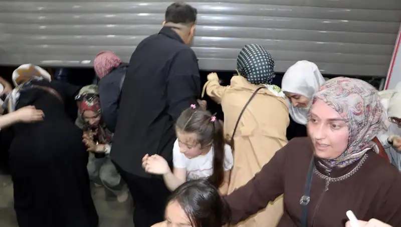 Alışveriş Merkezinde Yüzde 50 İndirimle Yaşanan İzdihamın Ardındaki Sebepler