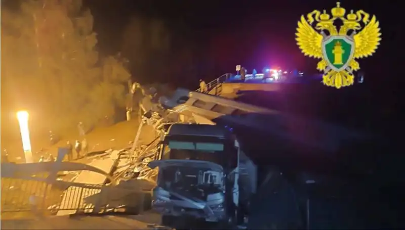 Rusya'da Tren Üzerine Çöken Köprü: Korkunç Kazada Can Kaybı ve Yaralılar