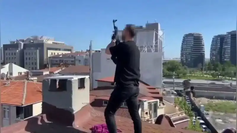 İstanbul'da Yaşanan Tuhaf Olay: Çatıdan Bacaya AK-47 Nasıl Düştü?