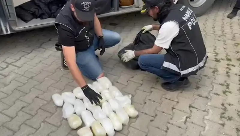 Yolcu Valizinde 13 Kilo Metamfetamin: Uyuşturucu Kaçakçılığına Dikkat Çeken Olay
