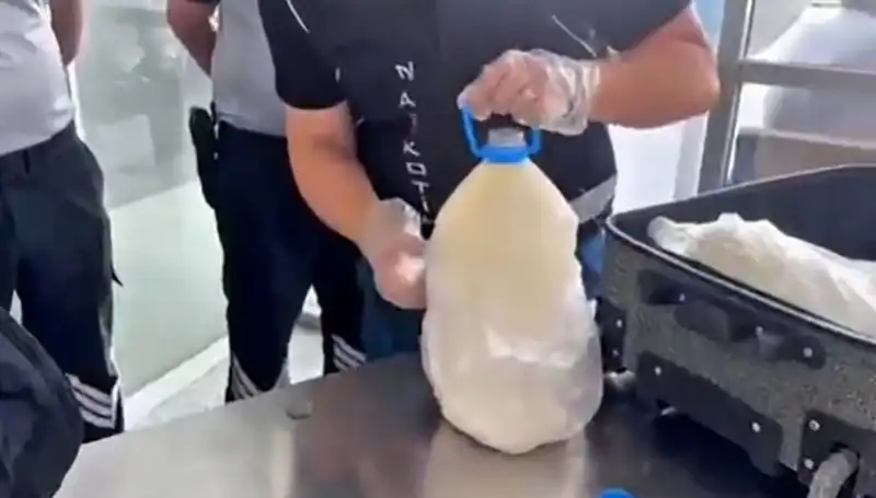 Havalimanında Neler Oluyor? 12 Kilo 800 Gram Uyuşturucu Süt Şişesinde Saklandı