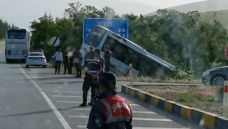 Isparta'da Korkutan Kaza: Tur Otobüsü Yolcu Otobüsü ile Çarpıştı