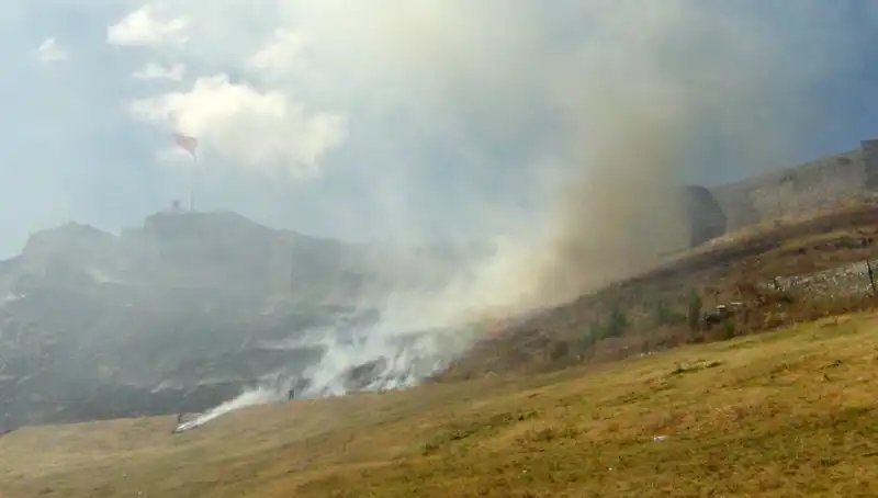 Kars Kalesi’nde Alevler İçinde Korkutan Anız Yangını: Doğa ve Tarih Tehlikede