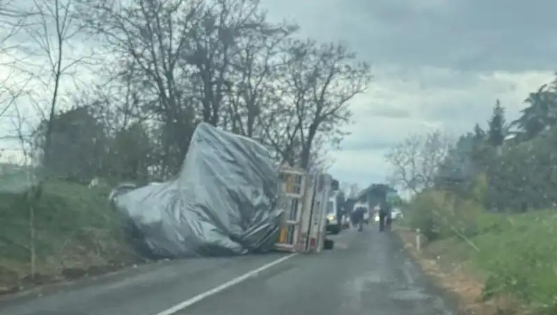Tekirdağ'da Saman Yüklü TIR Devrildi: Kaza Sonrası Yaşananlar