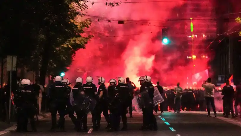 Sırbistan’da Erken Seçim İsyanı: On Binler Sokaklarda, Gözaltılar Başladı
