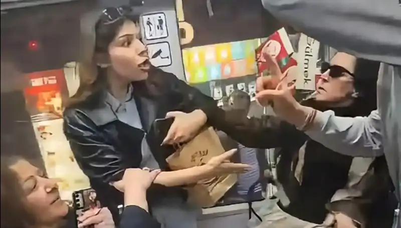 Tramvayda Kadınlar Arasında Yer Kavgası: Tekme ve Küfürler Havada Uçuştu