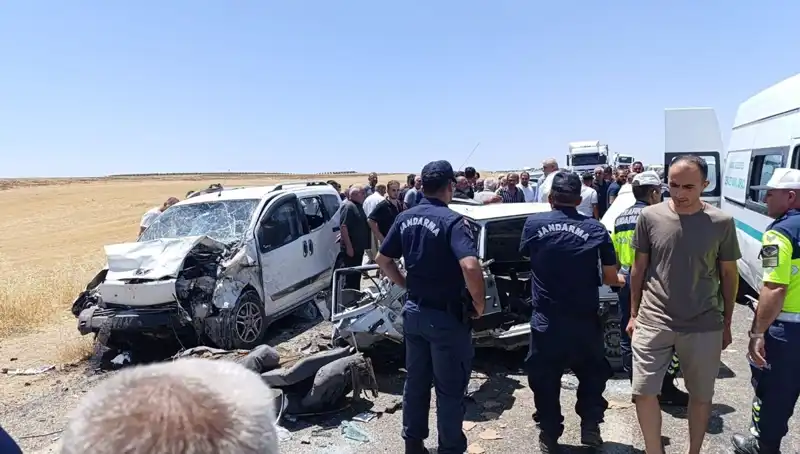 Otomobil ve Hafif Ticari Araç Çarpıştı: Trajik Kaza 4 Can Aldı