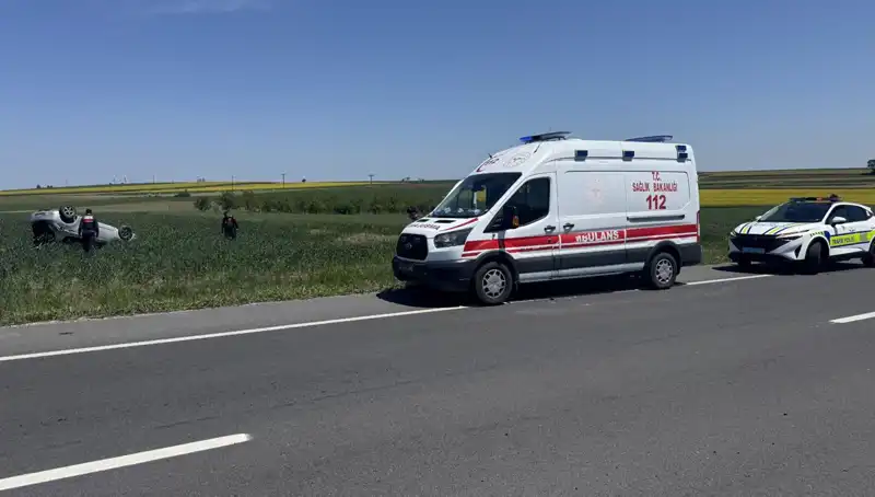 Edirne'de Otomobil Kazası: Sürücü ve Eşi Yaralandı, Seyirciler Şokta!
