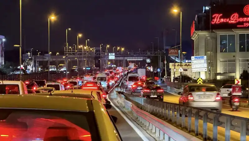 Yenibosna Metrobüs Yaya Üst Geçidinde Yepyeni Bir Dönem Başlıyor