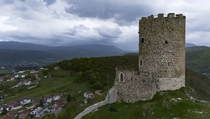 Bosna Hersek'in Sokolac Kalesi: Zamanın Testine Direniyor