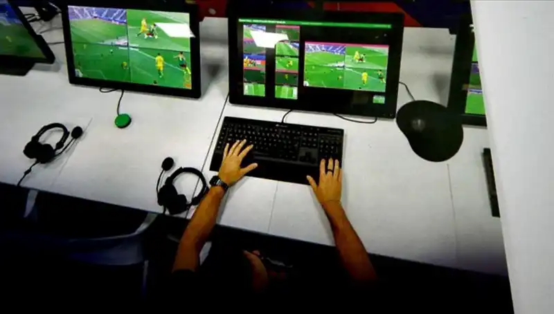 İtalya Futbolunda Devrim: VAR Pozisyonları Artık Canlı Yayında!