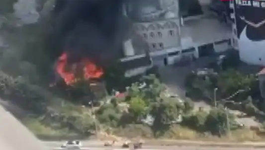 Kağıthane'deki Yangın, Şehrin Gökyüzünü Korkutucu Dumanlarla Kapladı