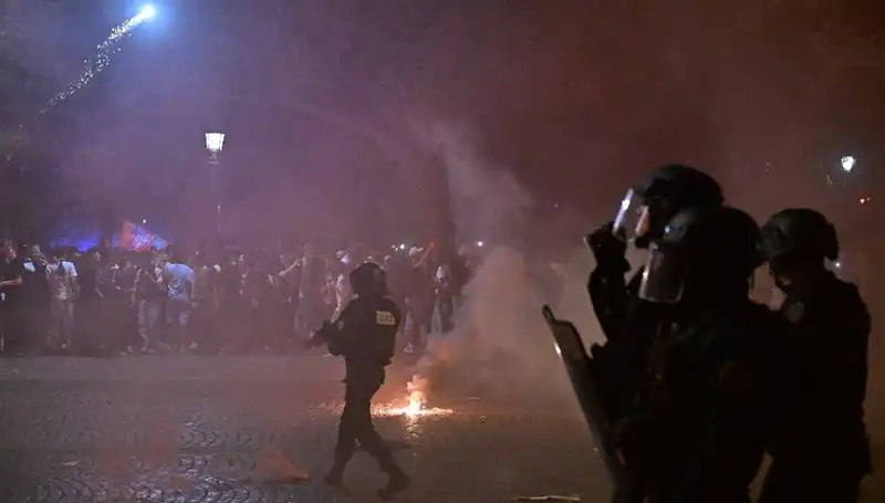 PSG'nin Şampiyonluğu Fransa Sokaklarını Alevlendirdi: Kutlamalar ve Protestolar