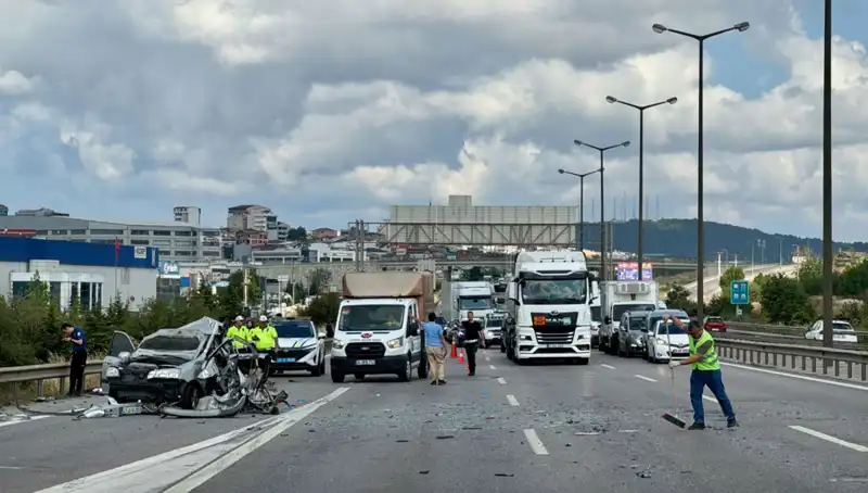 Otoyolda Trafiği Altüst Eden Kaza: Üç Kişi Araçta Mahsur Kaldı