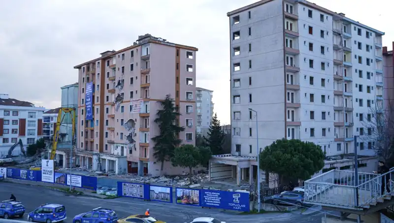 Büyükçekmece'de Emlak Korkusu: 10 Bina Yıkılıyor, Nedenleri Neler?