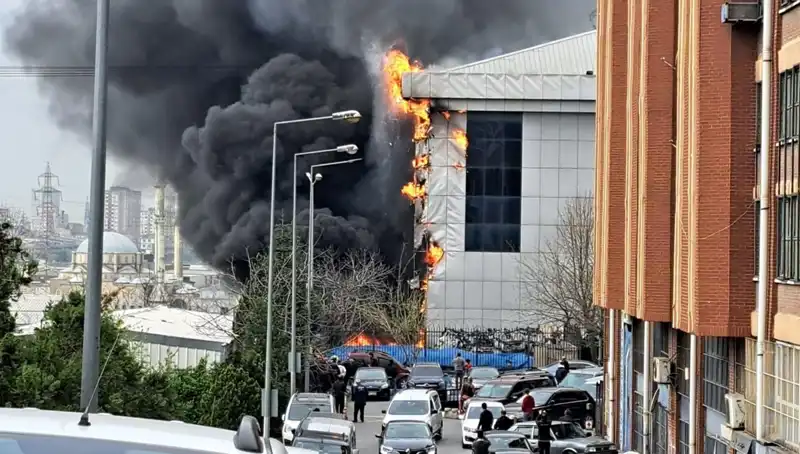 Başakşehir'de Sanayi Sitesinde Yangın: Kriz Anında Ekipler Hızla Müdahale Etti
