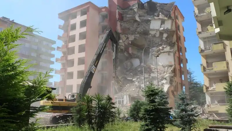 Deprem Değil Dalga Sarsıntısı: İki Bina Yıkım Sürecine Girdi