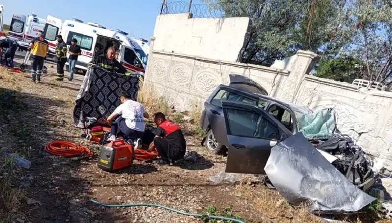 Son Dakika: Lastiği Patlayan Araç Duvara Çarptı, Hayatını Kaybeden Var