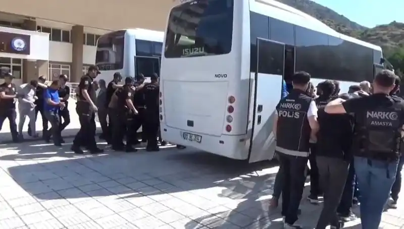 Amasya’da Uyuşturucu Operasyonu: 13 Kişi Tutuklandı, Şehirde Panik Havası Yükseldi