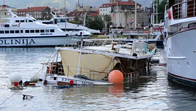 Hırvatistan'da Şiddetli Yağışlar ve Fırtına: Feribotun Çarptığı Gemi Battı