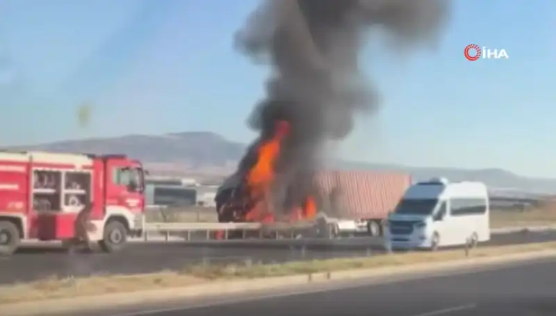 Ankara'da TIR Kazası: Yangın Ortalığı Sarmaladı ve Trafiği Kilitledi