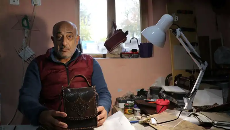 58 Yaşındaki Depremzede Kadın Çantalarıyla Yeni Bir Hayat Kuruyor