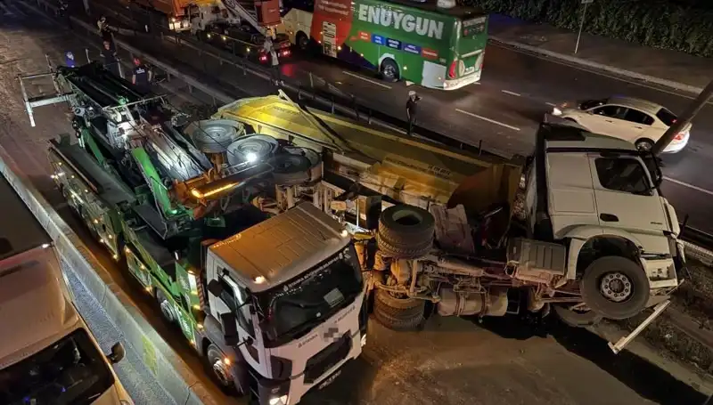 Moloz Yüklü Hafriyat Kamyonu Devrildi: Şehirde Trafik Kaosu!