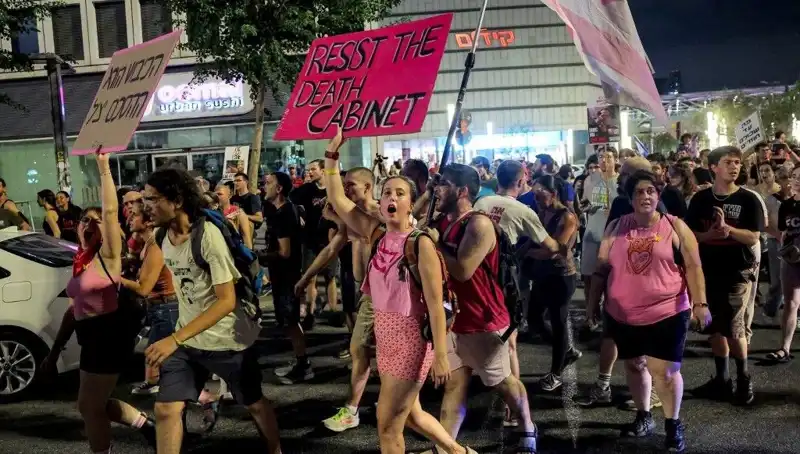 Tel Aviv'de Tarihi Protesto: On Binler Netanyahu'ya Karşı Sokaklarda!
