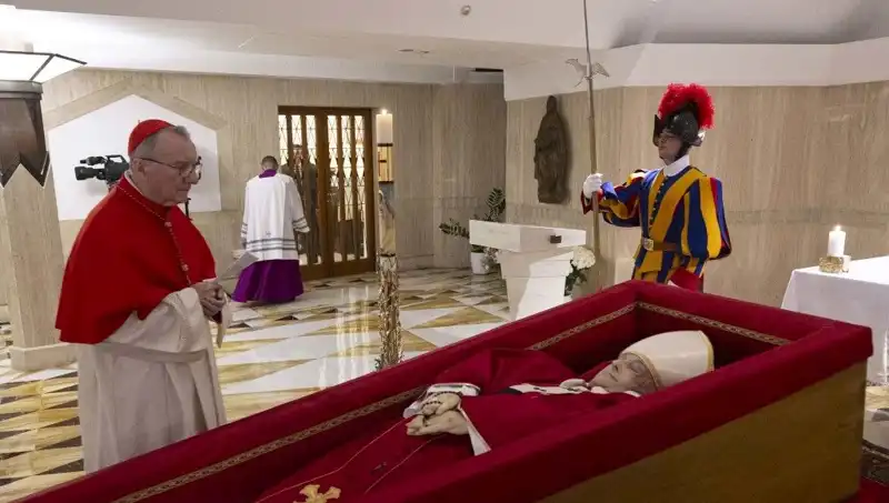 Papa'nın Tabuttaki Fotoğrafları Yayınlandı: Derin Bir Duygu Yansıması