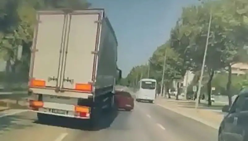 Bursa'da Kör Nokta Kazası: Dikkatsizlik Sonucu İki Araç Çarpıştı