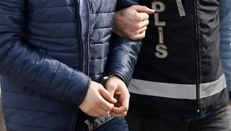 İzmir’de FETÖ Operasyonunda Tutuklamalar: 2 Polis Memuru Cezaevinde