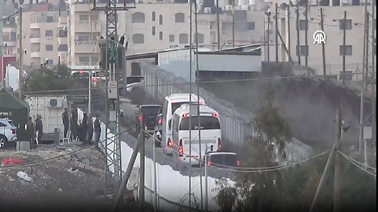 İsrail, Esir Takasının 5. Turunda 183 Filistinliyi Kızılhaç Yetkililerine Teslim Etti