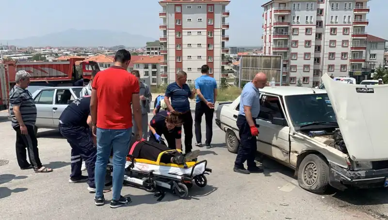 Kavşakta Meydana Gelen Kaza İki Kişiyi Yaraladı, Olayın Detayları Şok Edici