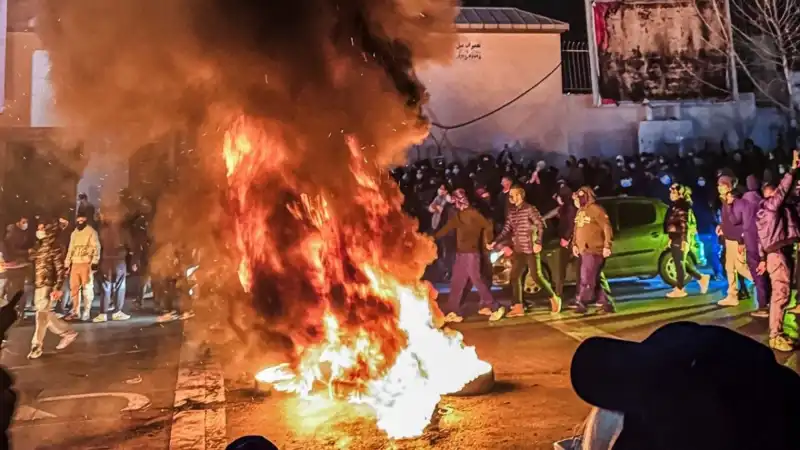 İran'daki Protestolar: Can Kaybı 2000'i Aştı, Halk Eylemlerine Devam Ediyor