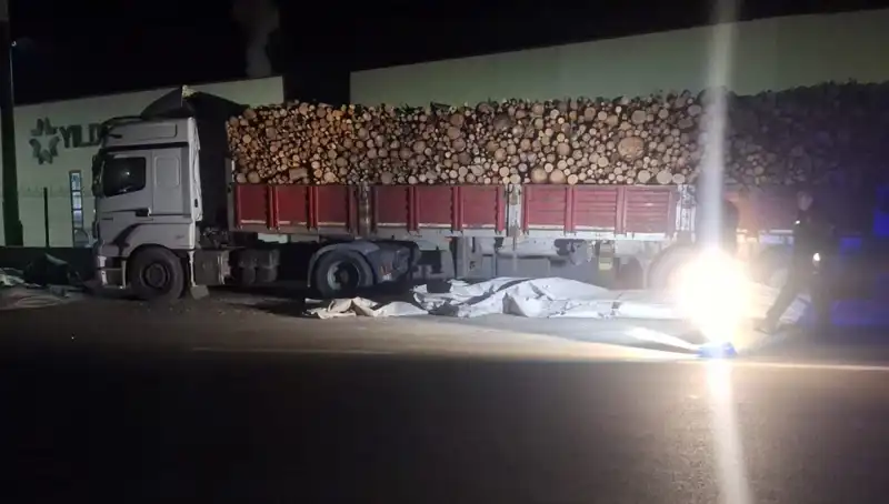 Brandayı Toplayan TIR Sürücüsüne Otomobil Çarpması: Korkutan Kaza Anları