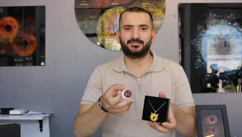 Işık ve Sanatın Buluşması: Iiris Fotoğraflarını Takı ve Tabloya Dönüştürüyor