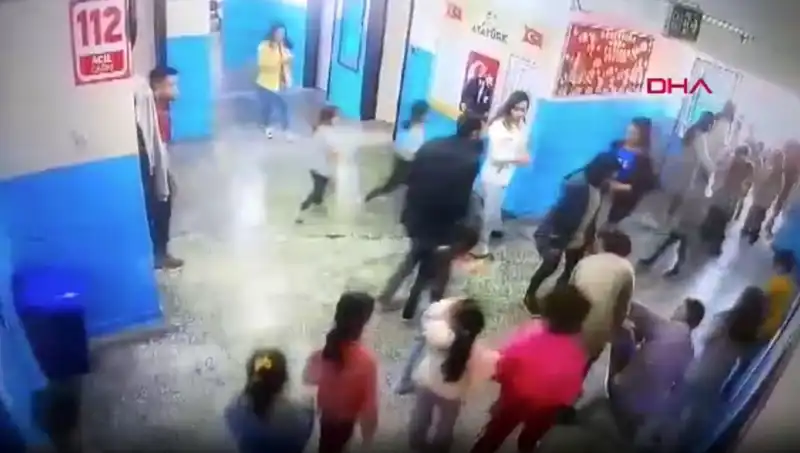 Bayılan Öğrenciyi Müdür Yardımcısı Hayata Döndürdü: Eğitimde Kriz Anları