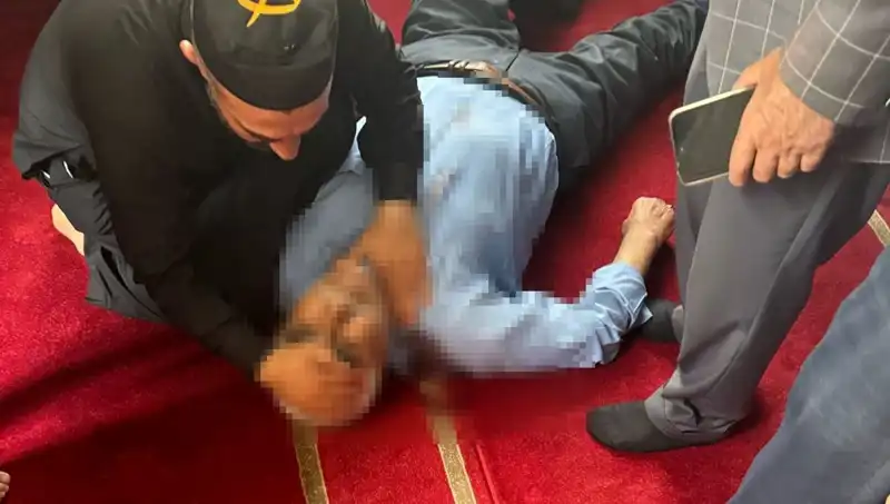 Camide Namaz Kılarken Bıçaklanan Adamın Hikayesi ve Sonrası