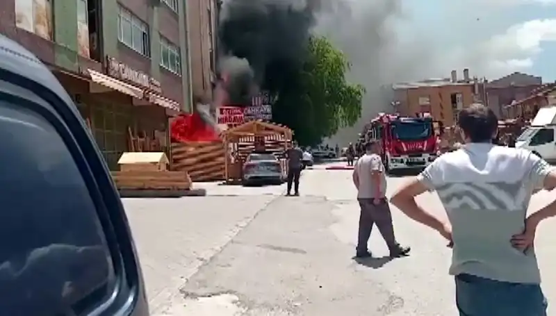 Ankara'da Büyük Yangın: İş Yerleri Alev Alev Yandı, Can ve Mal Kaybı Yok!
