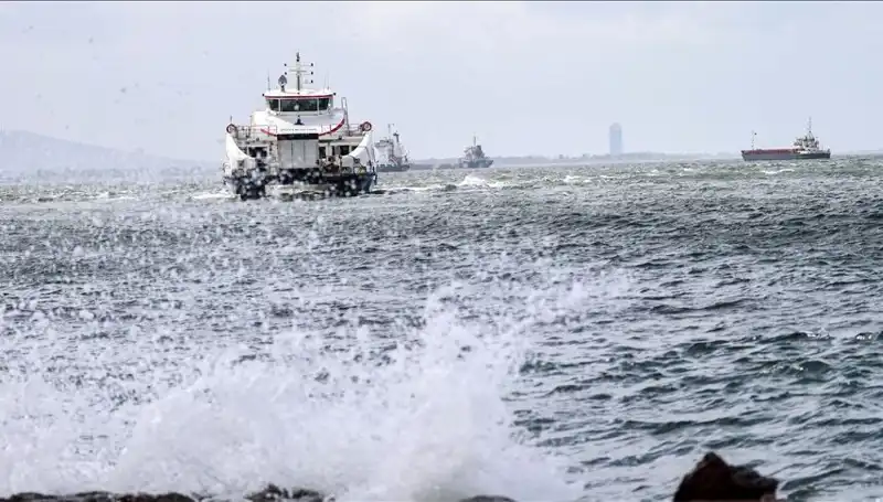 İzmir'de Vapur Seferleri Fırtına Nedeniyle İptal Edildi
