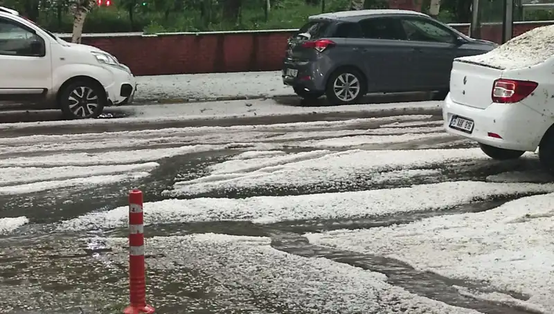 Ardahan'da Dolu Bastı: Şehir Beyaz Kıyafet Giydi