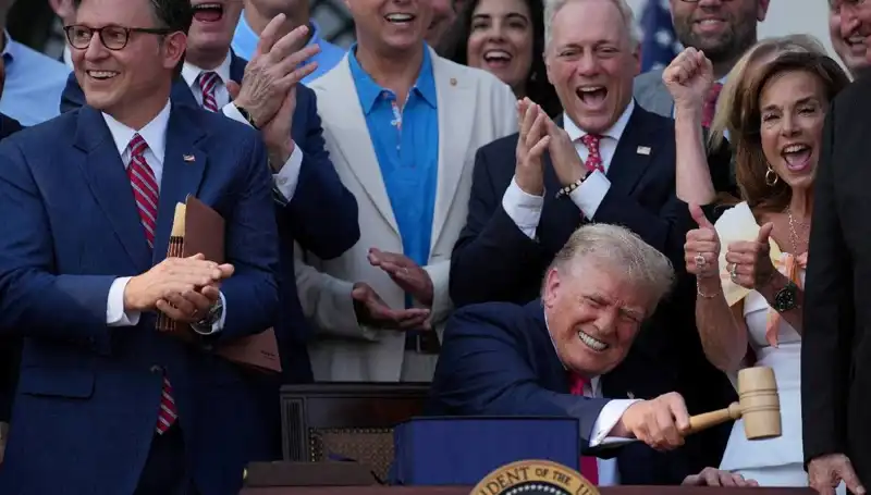 Trump, "Büyük, Güzel Yasa Tasarısı"nı İmzaladı: Etkileri ve Gelecek Perspektifi