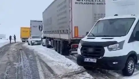 Kars-Ardahan Karayolu'nda Yıkıcı Kar Yağışı: TIR'lar Yolun Ortasında Mahsur Kaldı