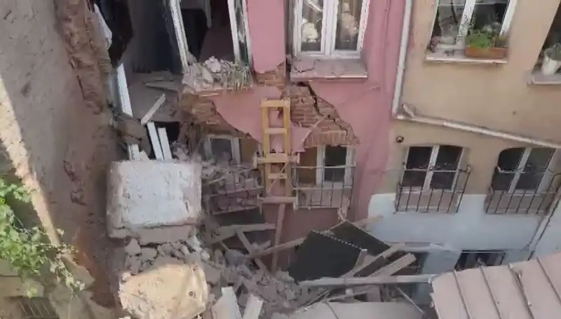İstanbul'da Üç Katlı Binanın Balkonu Sıradışı Bir Çökmeye Tanıklık Etti