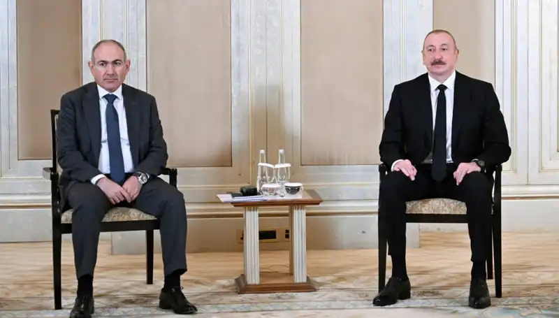 Aliyev ve Paşinyan'ın Barış Görüşmeleri: Abu Dabi'de Gelecek İçin Umut Var mı?
