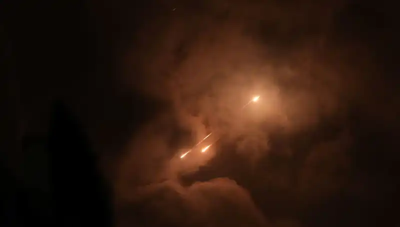 İran’ın Gece Saldırıları: Füzelerin Ateşlenme Saatleri Ne Anlama Geliyor?
