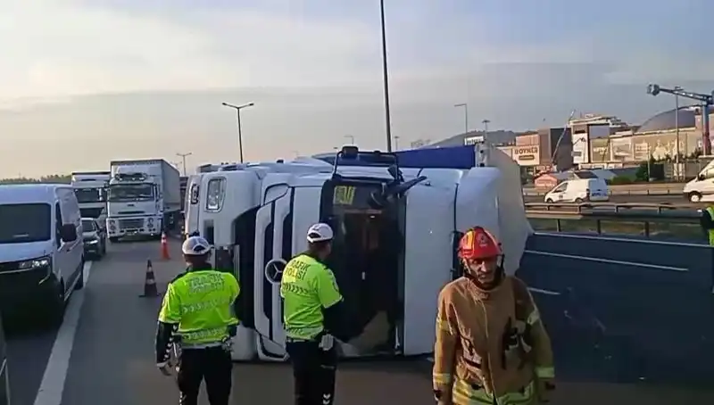 Pendik'te TIR Devrildi: İstanbul Yönünde Trafik Kaosu Başladı