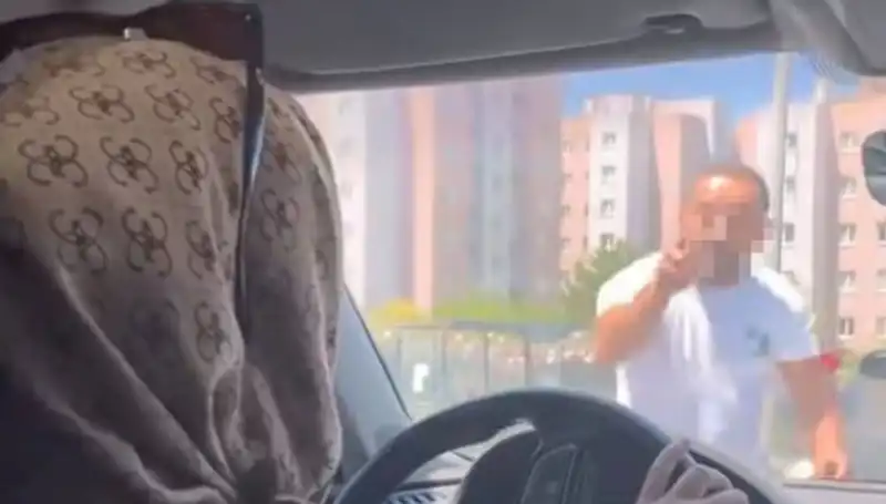 Trafikte Dehşet! Araç Camını Yumruklayan Kişi ve Sonrası