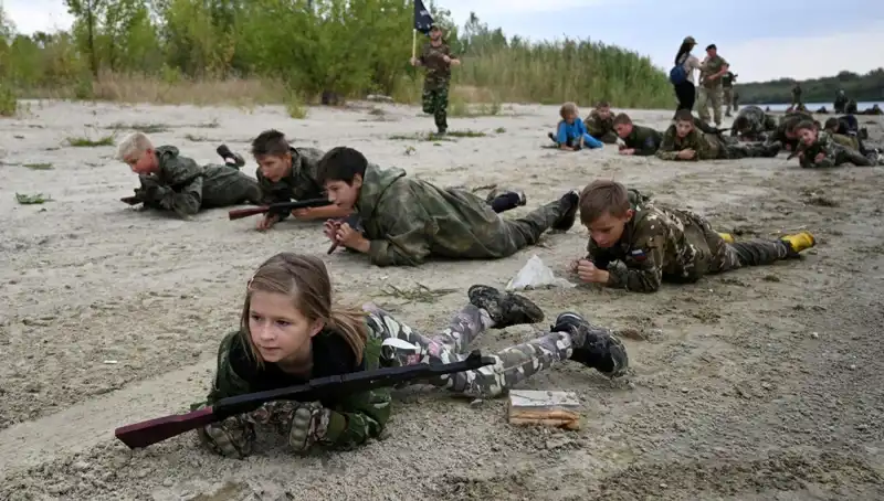 Rusya'da 8 Yaşındaki Çocuklar Askeri Eğitim Aldı: Savaşın Karanlık Yüzü